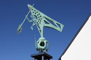 Engelfigur am Haupteingang des Antoniuskolleg